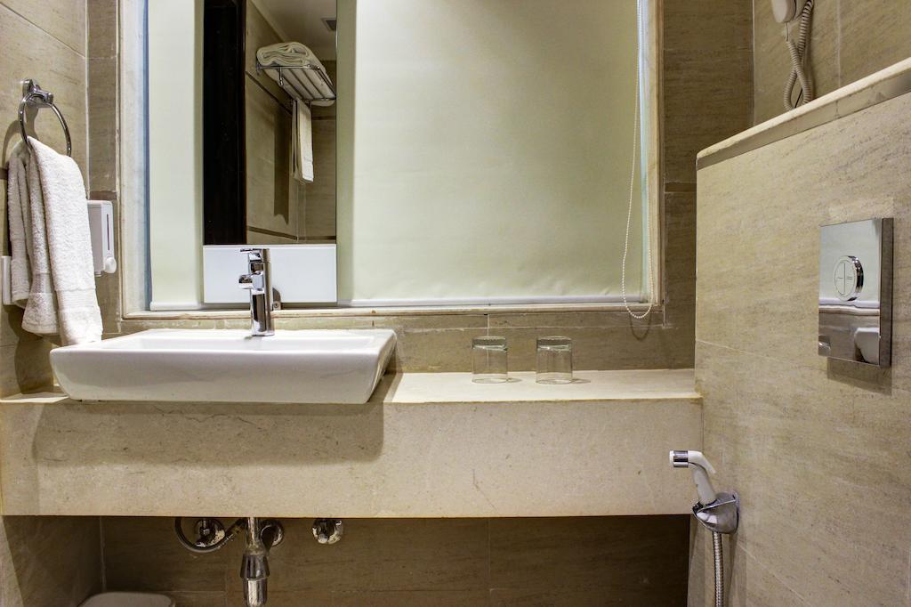 Aavaa Surya Continental Otel Yeni Delhi Dış mekan fotoğraf