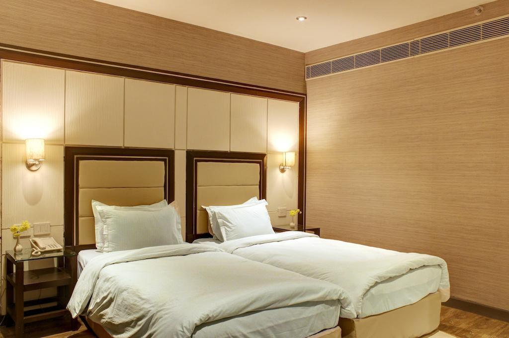 Aavaa Surya Continental Otel Yeni Delhi Oda fotoğraf