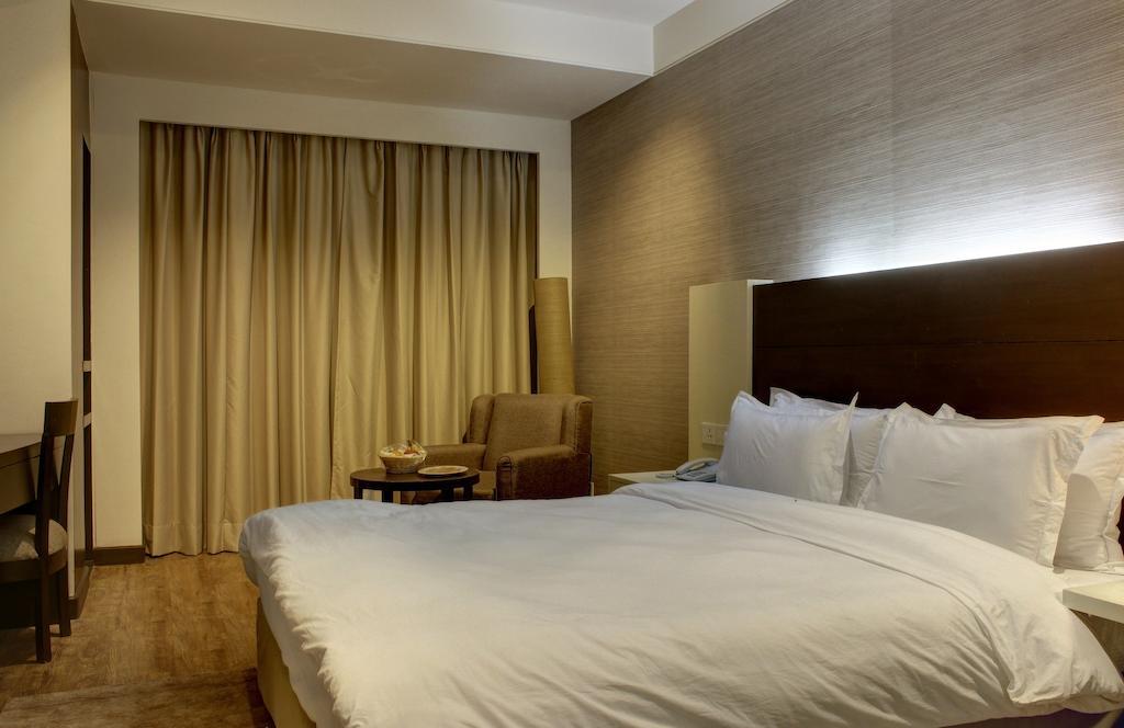 Aavaa Surya Continental Otel Yeni Delhi Oda fotoğraf