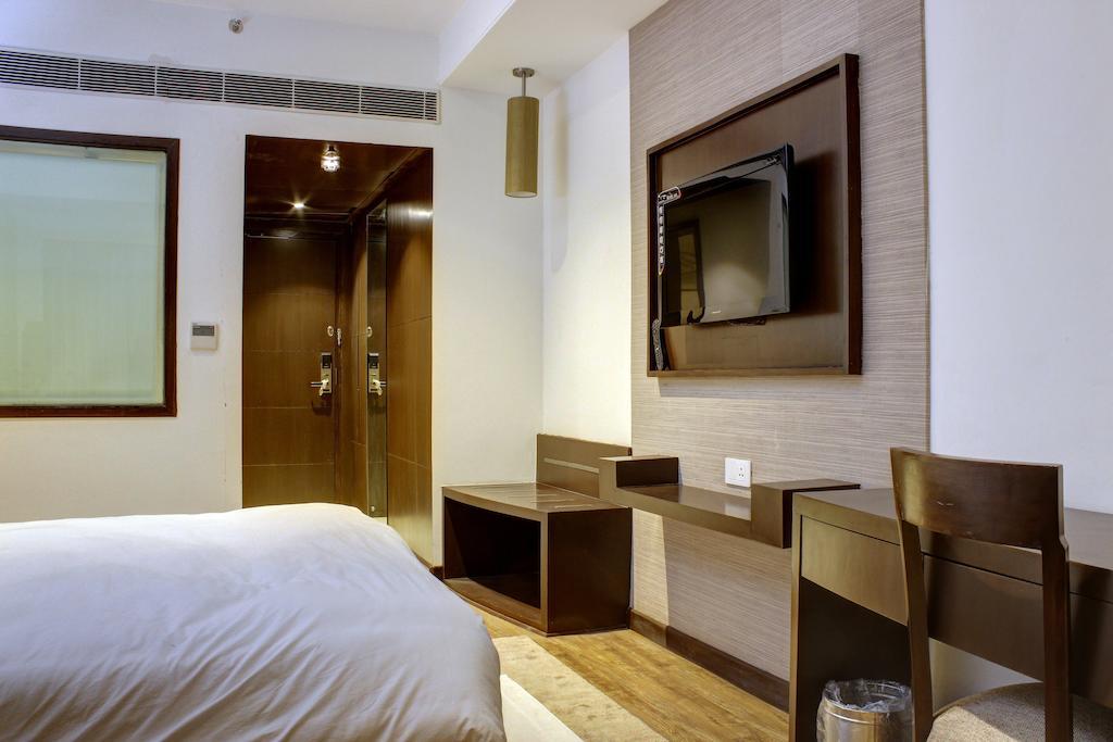 Aavaa Surya Continental Otel Yeni Delhi Oda fotoğraf