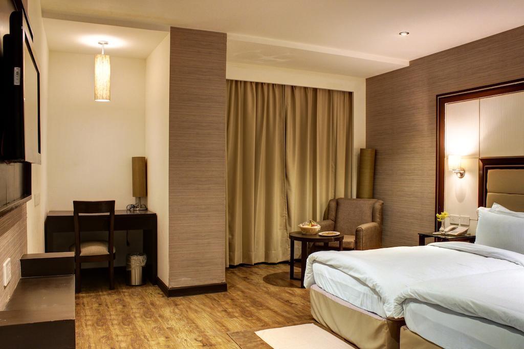 Aavaa Surya Continental Otel Yeni Delhi Oda fotoğraf