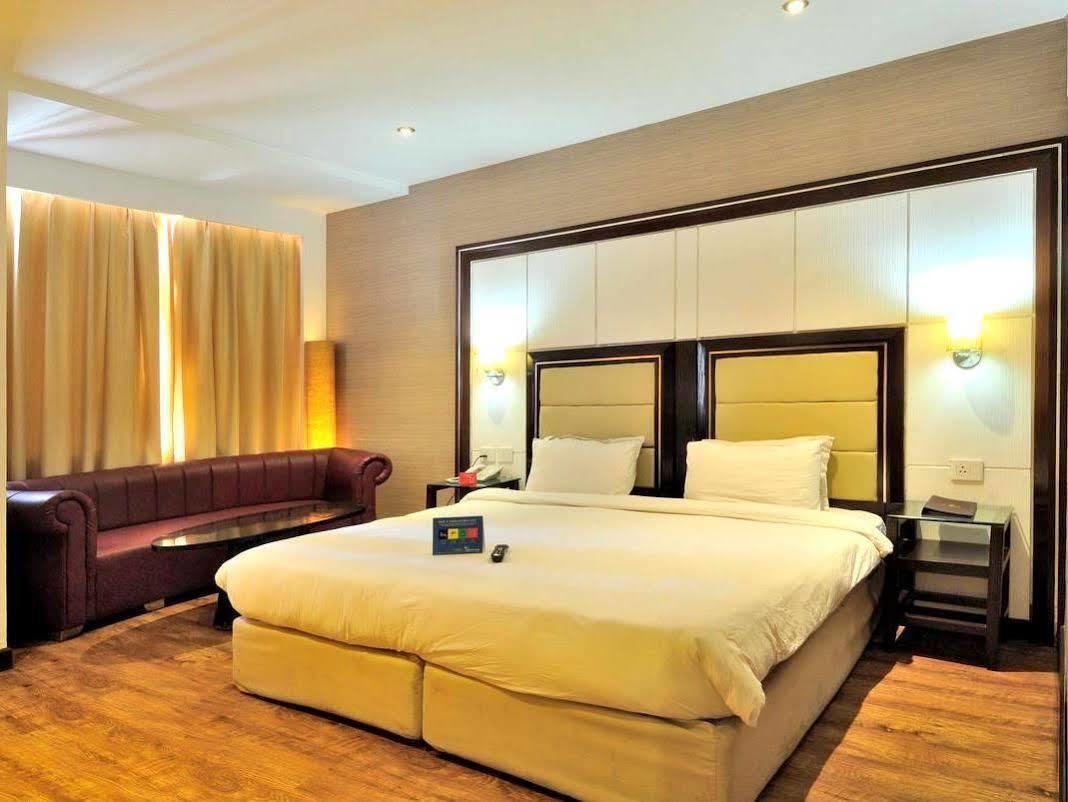 Aavaa Surya Continental Otel Yeni Delhi Dış mekan fotoğraf