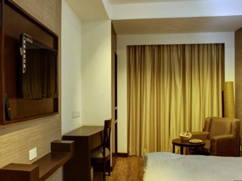 Aavaa Surya Continental Otel Yeni Delhi Dış mekan fotoğraf